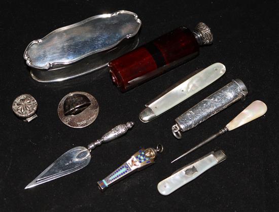 A silver box, a Sampson Mordan bird menu holder and seven other items.